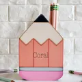 Bleistiftförmiger Schreibtisch-Organizer aus Holz mit 'Coral'-Aufdruck in Rosa - Stil A Stifthalter / 11x16.5x9.5cm / Koralle