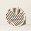 Primer plano de la textura geométrica calada de una decoración de pared circular de madera. - Pequeño (20cm) Bolsa OPP / Grano de Madera de Arce