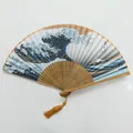 Vue détaillée d'un éventail japonais avec imprimé Great Wave et tiges en bambou - Style Vague Bambou Top-Gland Brun