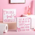 Coppia di divertenti cartelli in legno rosa per bagno con testo e motivi a nastro - Stile Rosa e Bianco