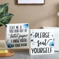 Primo piano di due targhe rustiche in legno con citazioni divertenti in un bagno - Stile (35080C) / Set di 2 pezzi / Fiore Blu Bianco
