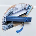 Vue détaillée d'un éventail japonais traditionnel avec imprimé Great Wave et boîte cadeau - Style Vague Bambou Second-Ensemble Boîte Bleue