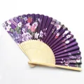 Vista detallada de un abanico japonés violeta con elegantes motivos florales sobre satén - Talla 5