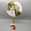 Vista detallada de un soporte tradicional de madera para abanico con borla roja - Estilo 7 Semicírculo Soporte Abanico Redondo