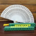 Abanico de madera calado blanco con borla amarilla y caja de regalo verde decorativa - Punched Wood Fan with Paper Box / Set with Box / Color madera natural