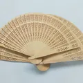 Elegante abanico plegable de madera hecho a mano con intrincados tallados florales - Estilo Calado / 23cm / Color madera natural