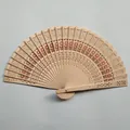 Vista detallada de motivos florales pintados a mano en un abanico plegable de madera - 20cm / Abanico de Madera Girasol Natural