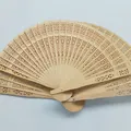 Elegante abanico plegable de madera de sándalo tallado para recuerdos de boda y fiestas - Abanico de Madera Tallada (23CM) / 23cm / Color madera natural