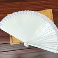 Elegante abanico de madera español blanco en una bandeja de presentación de bambú natural - Abanico de Madera para Boda Blanco Puro