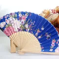 Elegante abanico japonés de 21cm de bambú con tela de seda azul y soporte de madera - Número 2 / Azul zafiro