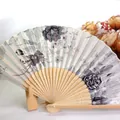 Elegante abanico plegable japonés 21cm de bambú con tela de satén floral en color púrpura - No.3 Gris