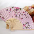 Elegante abanico japonés de 21cm con estampado floral rosa, varillas de bambú y tela de satén - Rosa