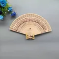 Detalle de abanico de madera grabado con elegantes motivos florales. - Estilo de girasol / Abanico Girasol 20CM