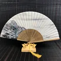 Vue détaillée d'un éventail chinois avec peinture de paysage et pompon jaune et support - Style Tour Yueyang (IFAN)