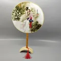 Abanico redondo chino tradicional con ilustración de mujer tocando flauta y borla - Soporte de Abanico de Bambú Rectangular (Accesorio)