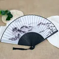 Éventail pliant chinois traditionnel de 6 pouces avec peinture de paysage à l'encre et pompon - Style Paysage à l'Encre (IFAN)