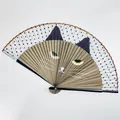 Detalle de un abanico japonés plegable con diseño de cara de gato y lunares negros. - Paquete Individual (Bambú Secundario) / Gato Marrón