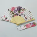 Elegante abanico plegable de satén con flores y funda protectora de tela a juego - Estilo 1 Blanco Peonía Floral / Set de Abanico y Bolsa