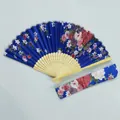 Vista detallada de abanico japonés de satén azul con flores y su funda de tela a juego - Estilo 2 Azul Real Sakura Peonía / Set de Abanico y Bolsa