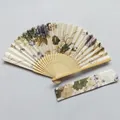 Vista detallada de un abanico japonés de satén crema con su funda a juego - Style 6 Gold Vintage Floral / Set de Abanico y Bolsa