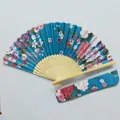 Detalle de abanico plegable japonés azul con patrón floral elegante y funda a juego - Estilo 15 Azul Lago Peonía / Set de Abanico y Bolsa
