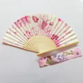 Vista detallada de un abanico plegable de satén floral con su funda de tela coordinada - Estilo 16 Blanco con Floral Rosa-Púrpura / Set de Abanico y Bolsa