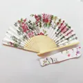Vista detallada de un abanico plegable japonés de satén con su funda de tela a juego. - Estilo 17 Blanco con Peonía Roja-Rosa / Set de Abanico y Bolsa