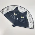 Elegante abanico plegable de estilo japonés con un lindo gato negro y patrón de lunares - Paquete Individual (Bambú Secundario) / Gato negro