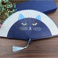 Ventaglio pieghevole giapponese con gatto, nappina blu e confezione regalo blu scuro - Bambù Premium Gatto Blu
