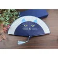 Japanse vouwwaaier met blauw kattenpatroon en lichtblauwe kwastjesdecoratie - Blauwe kat bovenste bamboelaag (Enkele OPP-zak)