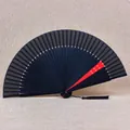 Éventail pliant noir élégant de 21 cm avec accents rouges et pompon - Côte Noire Épissée Rouge