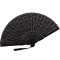 Detalle de un elegante abanico plegable de encaje negro con motivos florales retro. - Hueso Negro Cara Negra / Negro