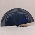 Élégant éventail chinois de 21 cm avec côtes en bambou noir et un long gland décoratif - Côte Noire Épissée Bleue