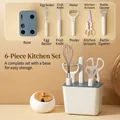Juego de 6 utensilios de cocina con base, incluye batidor, tijeras y pelador de fruta - Juego de Cocina de 6 Piezas / Blanco