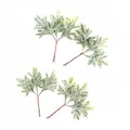 Detailansicht von vier künstlichen gefrosteten Kiefernzweigen mit Schneeeffekt für Deko. - 1 bunch of 6 pieces / Grün