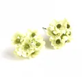 Nahaufnahme von hellgrünen künstlichen Gänseblümchen-Seidenblumen mit Samtmitte und Drahtstiel - 1 Strauß 6 Blumen / Grasgrün