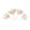 Detail von cremefarbenen künstlichen Glitzer-Zederzweigen für DIY-Weihnachtskränze und Deko - Camel