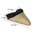 Vista dettagliata della replica di un dente di megalodonte con misure di 13,5 cm - Giallo Marrone Vintage