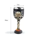 Detailansicht des Harz-Totenkopf-Kelchs mit Maßen 18 cm Höhe und 7 cm Breite. - Totenkopf Flamme Stil (B6207)