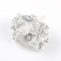 Detaillierte Nahaufnahme silberner Stoffkamelien für DIY-Haarkränze und Dekorationen. - 10 Bündel (60 Blumen) / 60Stk Set / Silber