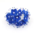 Eleganter künstlicher Mini-Blumenstrauß in Blau mit Akzenten aus weißen Kunstperlen - 72 Stück/Packung / Saphirblau