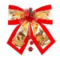 Primo piano di un grande fiocco di Natale oro e rosso con fiori e decorazioni di pigne - Fiocco Super Grande (Christmas Greetings) / 55x46cm / Oro rosso