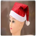 Detailopname van een feestelijke rode kerstmuts met lovertjes en witte pluche rand - Rood