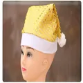 Detailopname van een feestelijke gouden kerstmuts met lovertjes en witte pluche rand - Goud