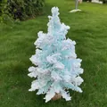 Détail d'un sapin de Noël bleu floqué avec des branches couvertes de neige - Tiffany Floqué / 60CM / Bleu Sarcelle