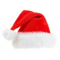 Detail einer roten Plüsch-Weihnachtsmütze mit weichem weißem Kunstfellbesatz und Bommel - Kinder / Rot