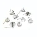 Detailansicht von neun kleinen silbernen Weihnachtsglocken mit Aufhängeschüren für den Baum - 9er Set / Silber