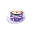 Dettaglio del nastro natalizio in organza viola con decorazioni stelle e lune - Modello casuale / Serie Viola