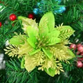 Detaillierte Makroansicht einer grünen Glitzer-Weihnachtsblumendekoration an einem Ast. - Künstliche Weihnachtsblume / Armeegrün
