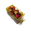 Vue détaillée d'un ensemble de 32 décorations de Noël dans une boîte cadeau dorée - Ensemble Or & Rouge / 32 Pièces/Paquet